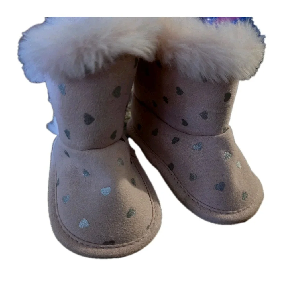 Faux fur. Bows on The back. Baby girl ankel high. Un Branded. Excellent